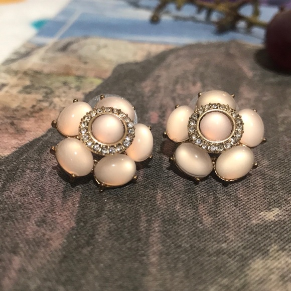 Beautiful floral stud earrings 🌸 - Picture 4 of 4
